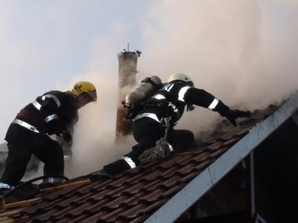 Orădeancă de 92 de ani, salvată de pompieri după ce acoperişul casei a luat foc